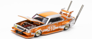 SKYLINE C210 KAIDO RACER BOSOZOKU STYLE - 1/64 DIECAST WITH OPEN ENGINE AND TRUCK COVER